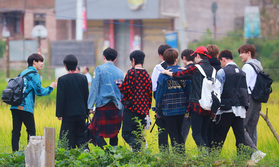 r1se毕业照上线周震南身高成谜咋与180何洛洛不相上下