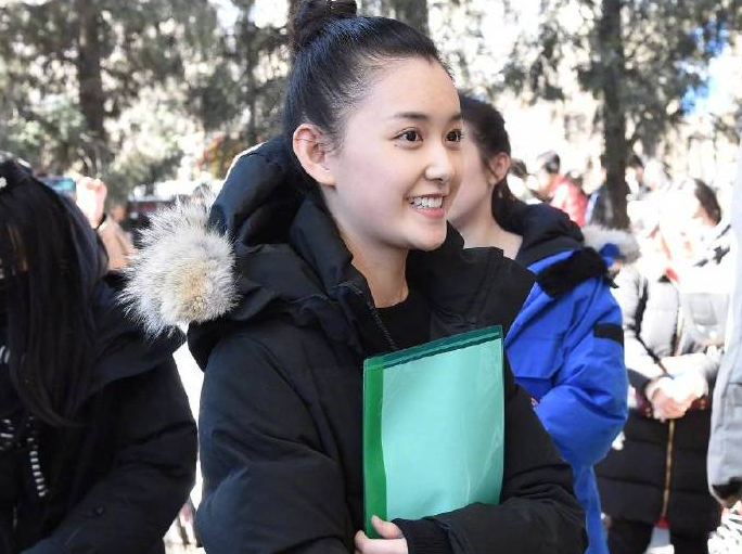 蔣依依逛迪士尼樂園原相機下大方素顏出鏡意外暴露20歲的真實狀態