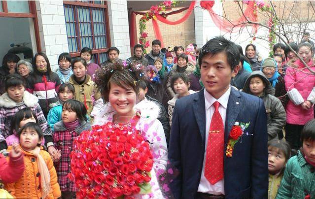 儿子满月酒,岳父包3万红包,酒席结束,老婆让我把钱退回去!