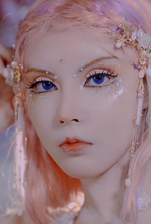 被传割108刀后,迪丽拉在直播间卸妆澄清,素颜把我看愣了