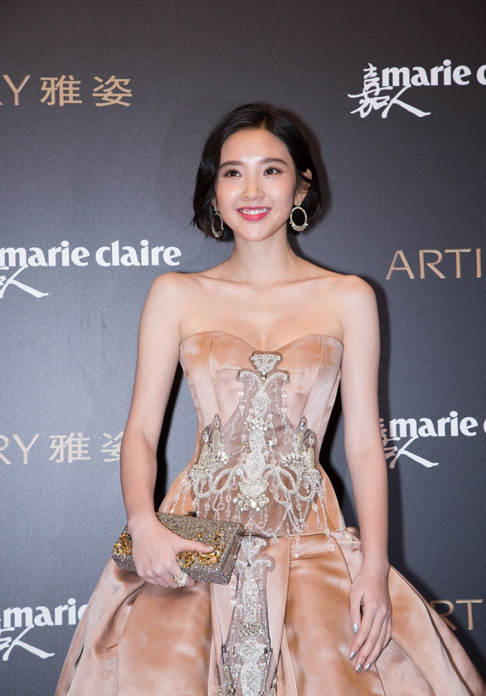 唐艺昕把花园穿身上好甜美真不怪张若昀心动好身材太撩人
