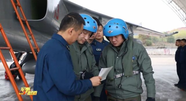 繼轟六部隊之後海軍航空兵飛豹部隊全面換裝抗浸防寒飛行服