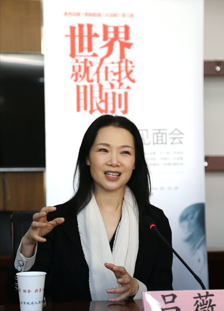 吕薇气质也太好了,素颜只涂唇蜜好清纯,纯色穿搭也挡不住优雅_腾讯