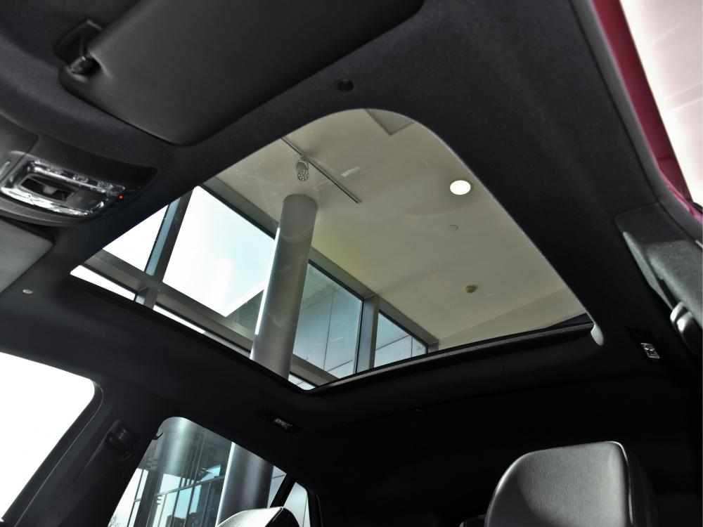 该车配备可开启全景天窗,采光非常棒,带给驾乘者一个舒适的用车环境