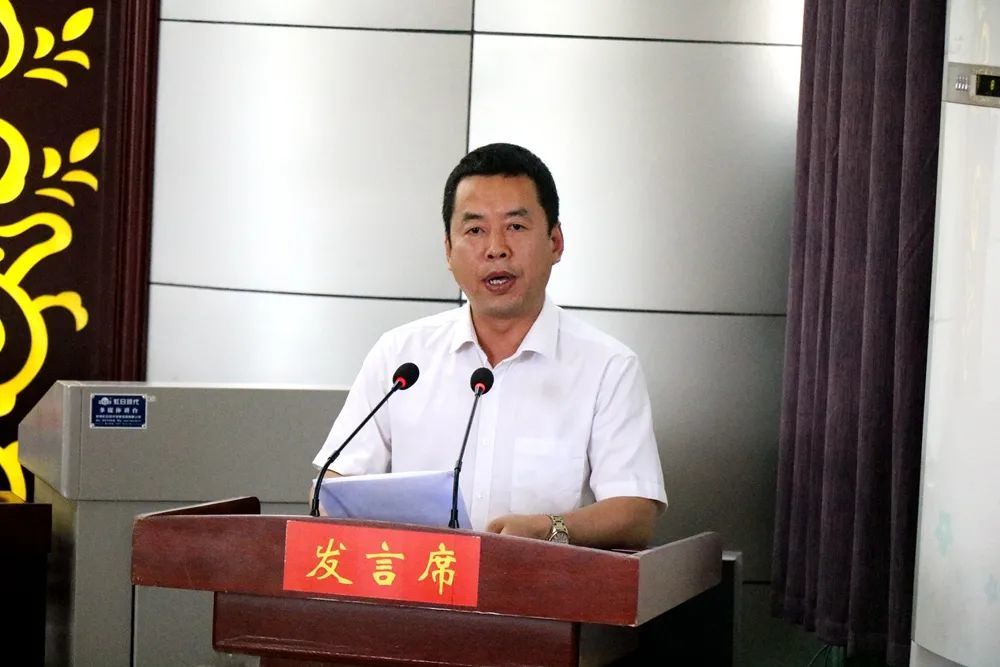 崇实中学初中部职业中专崇实中学泾干中学会上,局党委委员闫学军就