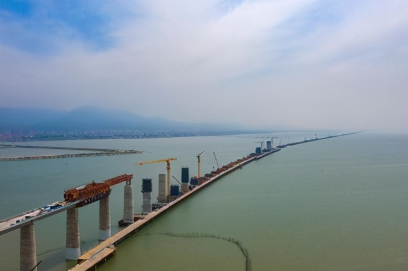 另外,在建設湄洲灣跨海大橋,遇到隧道搭建,傳統的架橋機需要先拆裝