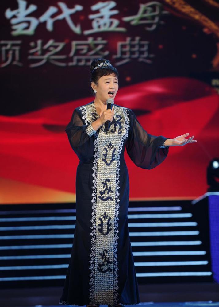 朱明瑛的保养是真的好,穿着优雅还温柔,看不出她是50后._腾讯新闻