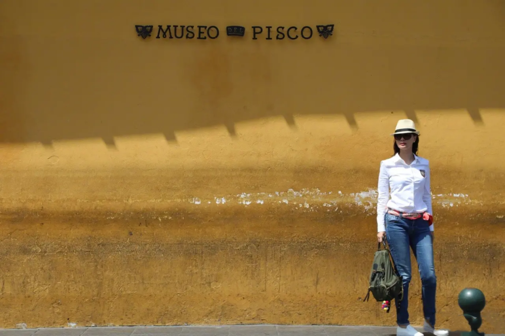 就像刘芳菲这样,选择一松一紧的穿衣方式,塞衣牛仔裤,不仅可以美化