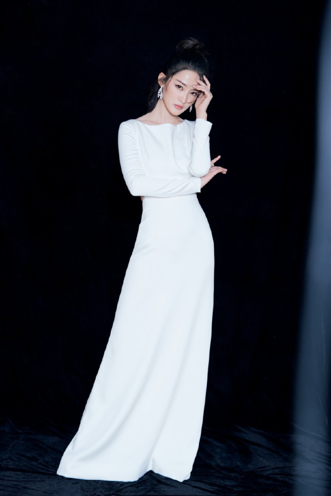 苗苗气质感绝了,一袭白色连衣裙清新甜美,郑恺真的娶到宝了