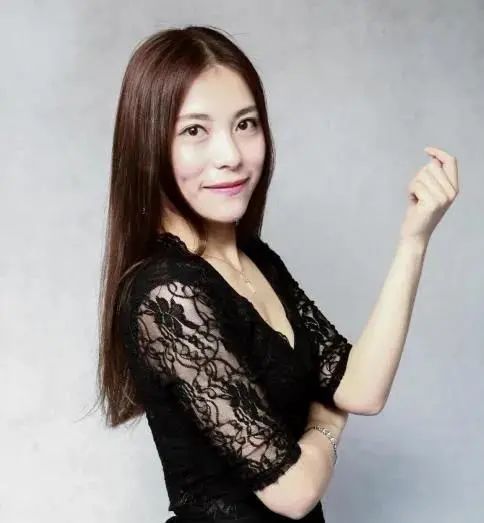 指挥 王晓艺现有混声团和室内团各一支,由一群来自杭州各行各业,正值