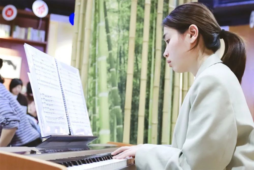 艺术指导  王冬琦指挥 王晓艺现有混声团和室内团各一支,由一群来自