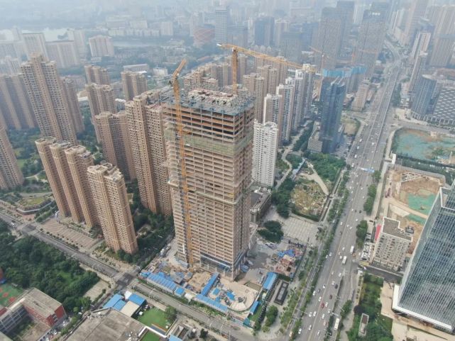 云端漫步湖北金控大厦项目钢结构顺利封顶