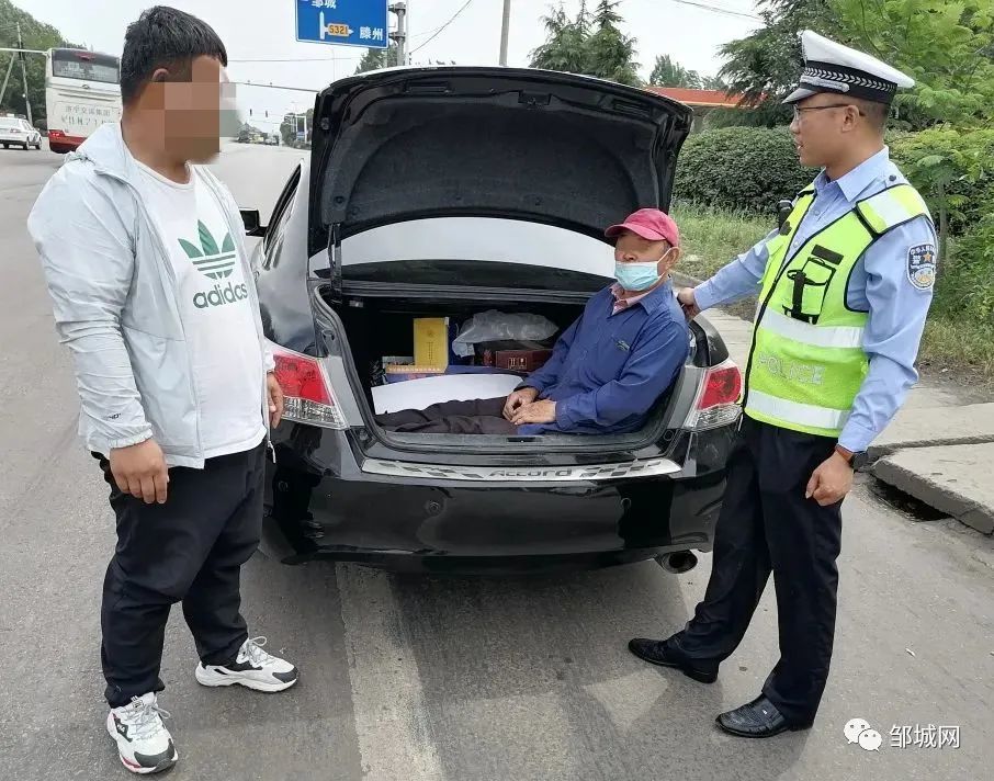 邹城一轿车后备箱载人被依法查处