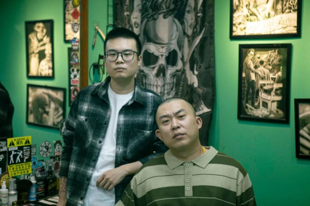 看ice cube主演的《barbershop》三部曲,里面说了好多黑人街区的事