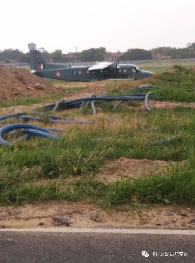 印度空军一架多尼尔228飞机冲出跑道