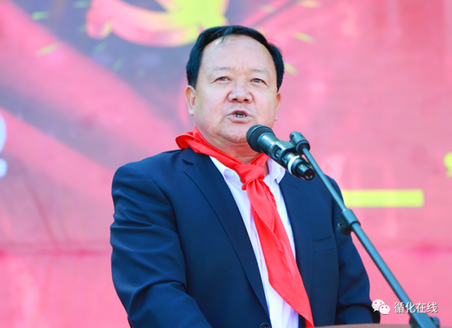 循化县人民政府副县长马卫军宣布活动开始少先队员向来宾佩戴红领巾