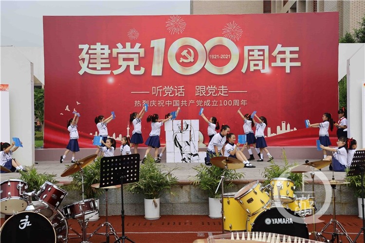 师生共绘百米画卷庆祝六一献礼建党百年