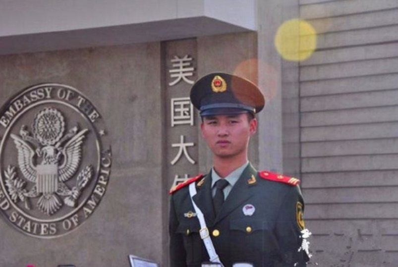 站岗的武警在美国,有着这么一条法律规定,那就是所有的美国驻外大使馆