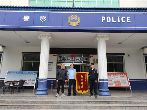 南阳一老人地里大榆树被连根挖走 警方连夜破获