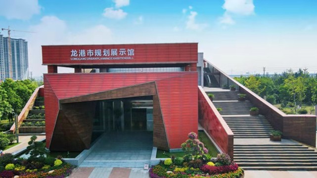 华中社区,市政务客厅,市文化中心等地参观考察,切身感受龙港发展变化