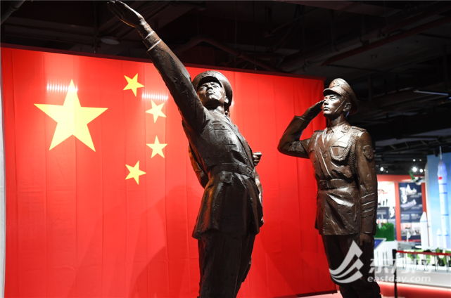 国旗教育展示厅中的雕塑目前,中共四大纪念馆所在的四川北路绿地