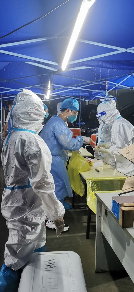 致敬深圳医护暴雨中核酸检测