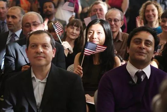 旧金山街头华人表演武术引发黑人围观者嘲笑美警方称不自量力