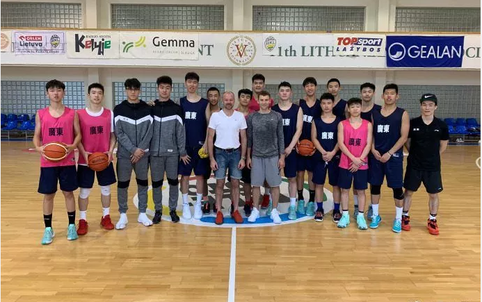 广东宏远u17三连胜 丁瀚泽统治篮下 彭士俊13分_腾讯新闻