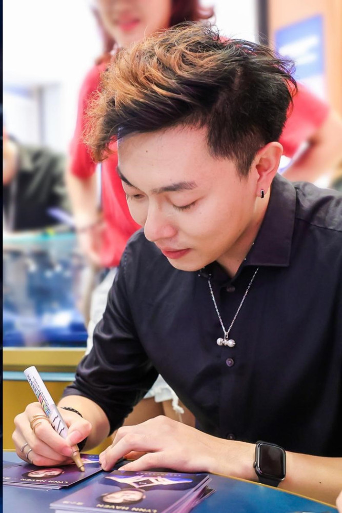 濮小博不凡的品味与个性中呈现雅绅风度,亲切的与