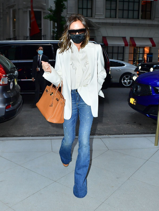 74年出生的贝嫂依旧有年轻态,西装配上牛仔裤,看似朴素却显气质_腾讯