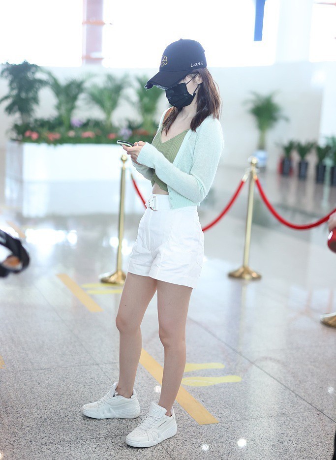 李沁骨感身材也性感吊带衫搭纸袋短裤又纯又甜让人心动不已