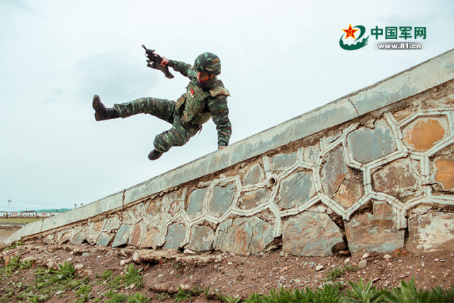 "炎值"飙升,直击夏日武警特战训练场