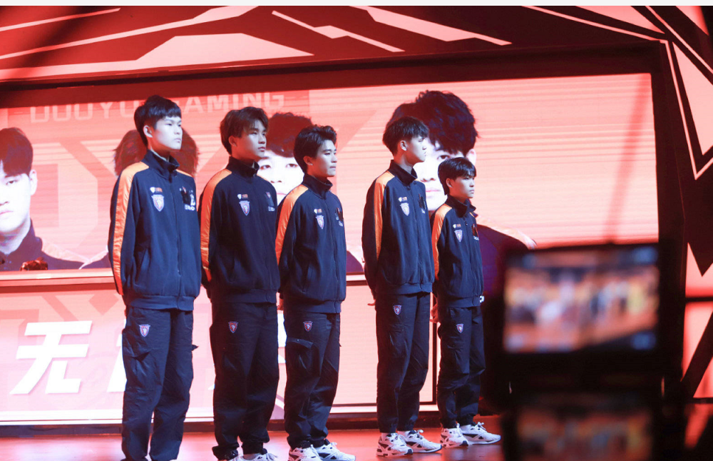 而这两个战队的打野水平都很不错,因此dyg对上这两个战队,其实没有太