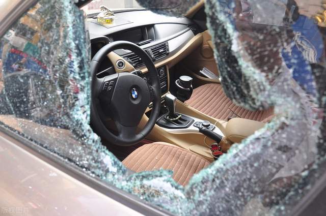 男子入住酒店,半夜爱车玻璃被砸,法院判赔