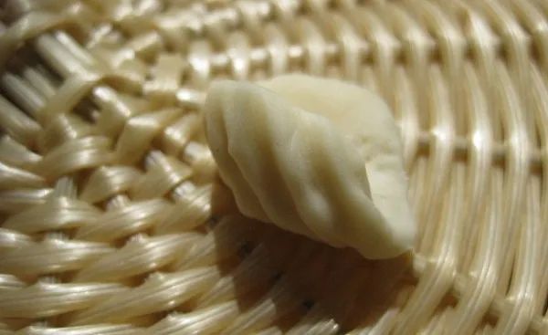 猫耳朵煮熟过冷水,这样炒制时不黏糊15,起锅烧油,油热后加入肉丁和姜