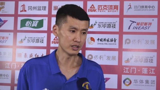 天津队的姑娘们突然一股脑地冲向看台上的助理教练刘博