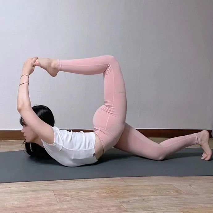 一定要找一个练瑜伽的女朋友!