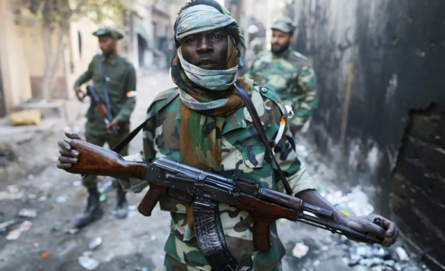 中国撤侨时武装分子为什么都不敢靠近先看标语牌上写了啥