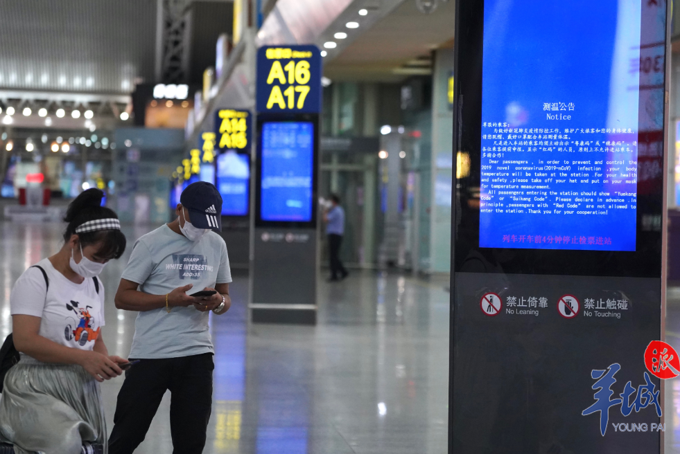 記者隨後在廣州南站3層的檢票口隨機採訪了幾名旅客,瞭解到他們