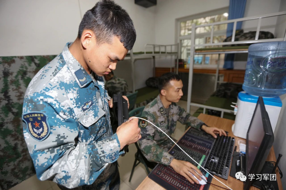 官兵整理驻训楼该场站在陆航单位进驻之前解决后顾之忧生活保障开展