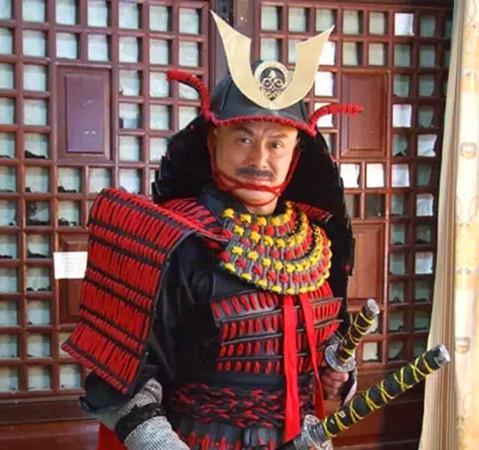 此人本是中国商人却在日本建国降服各大军阀死后不久遗言成真