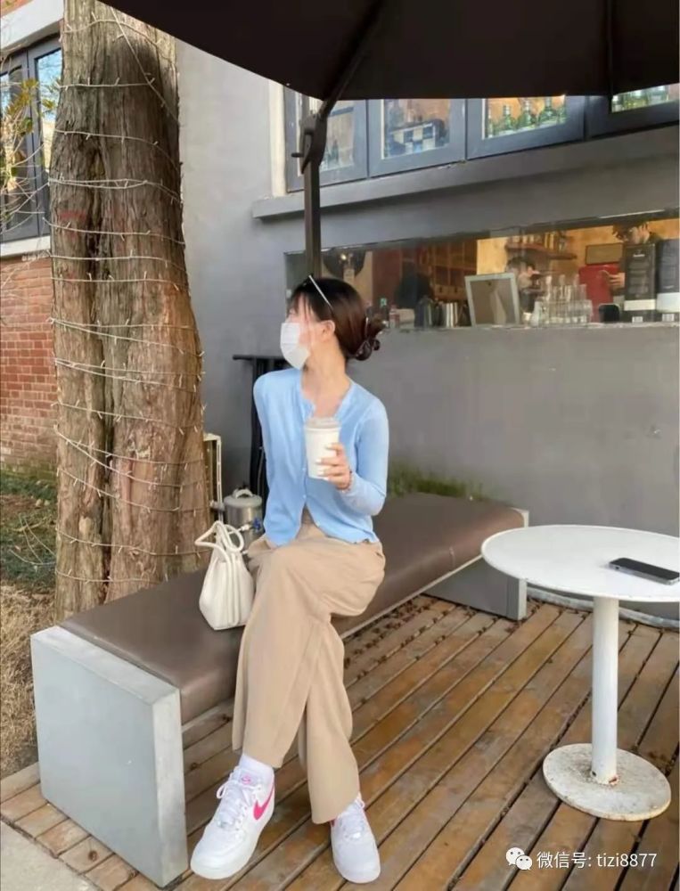 浅卡其色裤子配什么颜色上衣好看