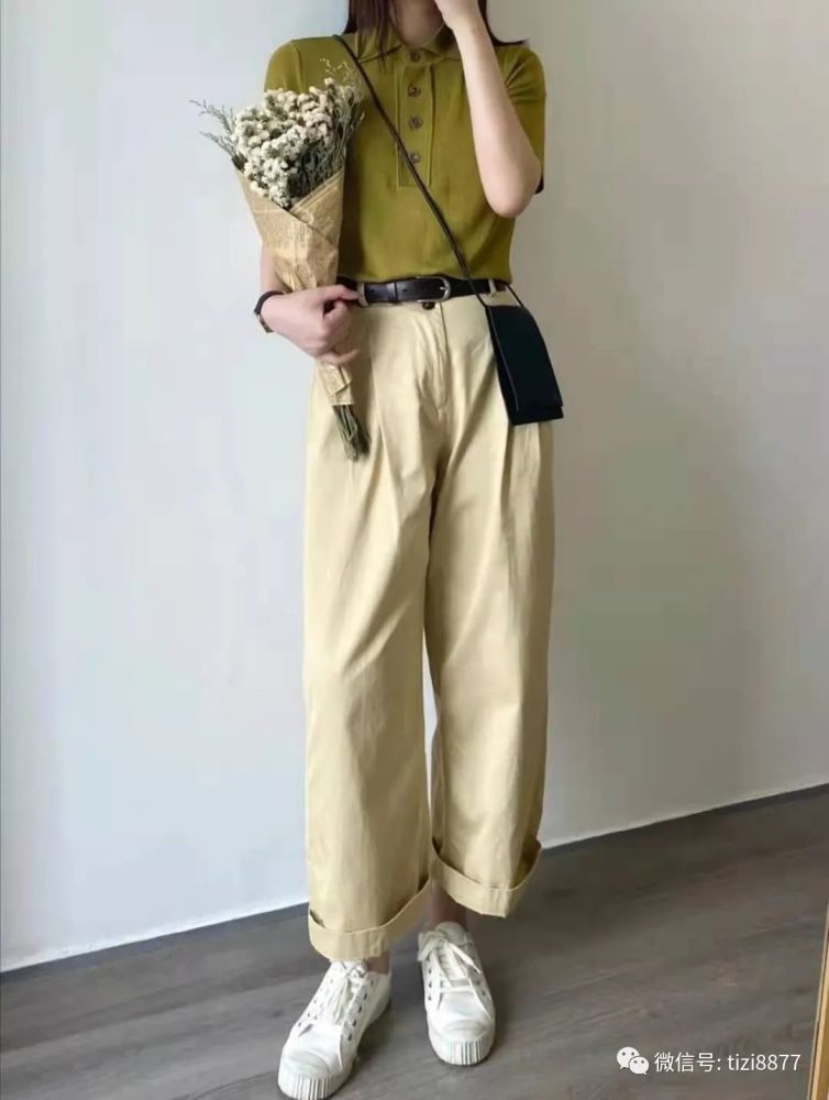 抬气色的同时又显气质,下半身搭配了浅卡其色的阔腿休闲裤,挽起裤腿