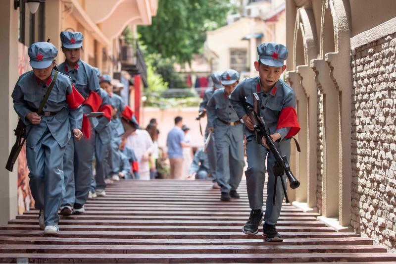 小红军战士在"枪林弹雨"中"飞夺泸定桥"."小红军"带着装备翻越"雪山".