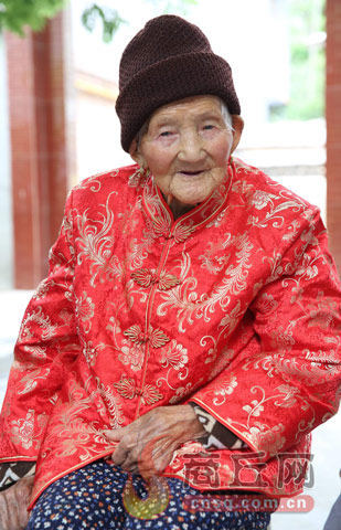 102岁的赵张氏老槐树见证五世同堂的幸福生活