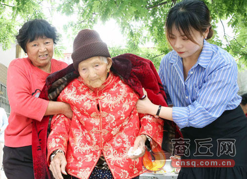 102岁的赵张氏老槐树见证五世同堂的幸福生活