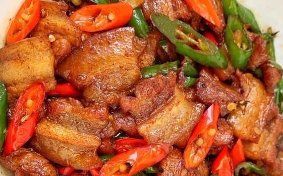 今天美食,五花肉炒杭椒,喝酒我就得意这口,下饭也能多吃一碗.