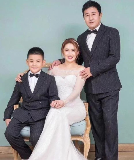56岁王长贵携娇妻用餐,打扮随意似路人,却被网友调侃为父女