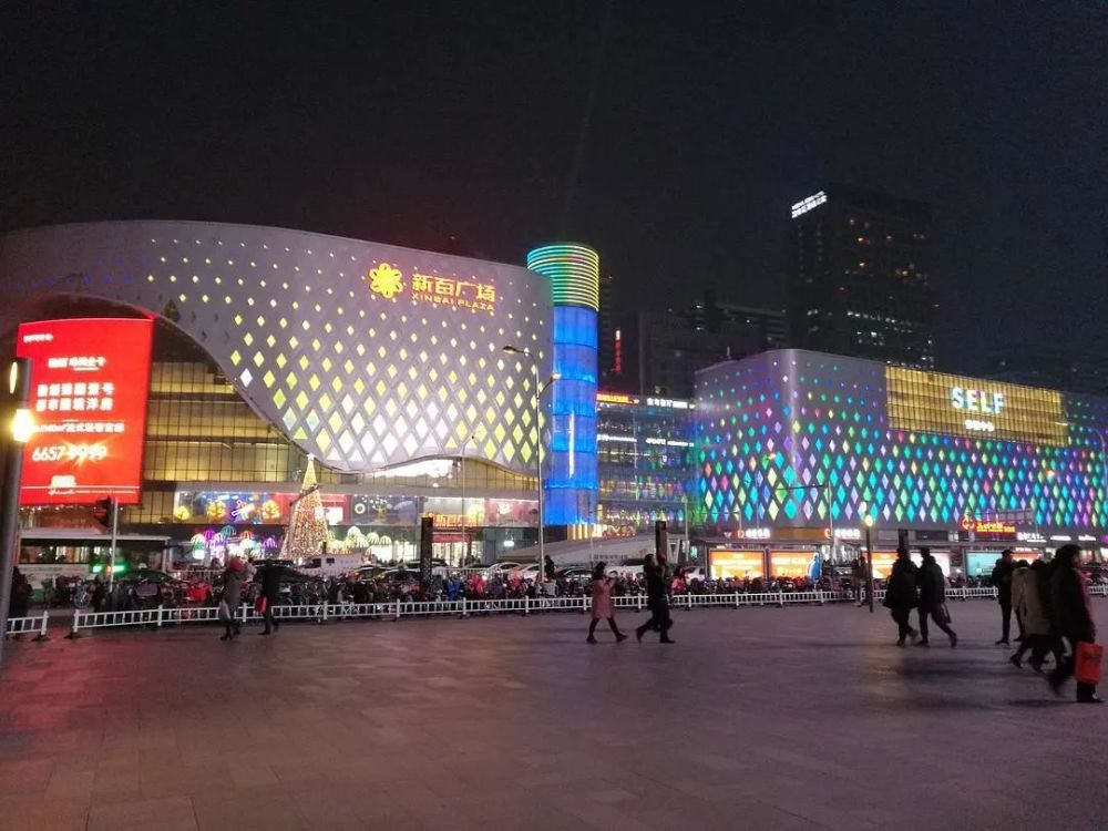 ▼经过多年发展,人民商场已经由当年十五间店堂,发展为营业面积达