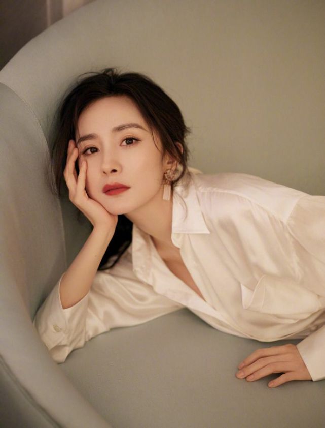 杨幂穿开衩白裙秀美腿 丝带马尾造型生图美成仙女下凡